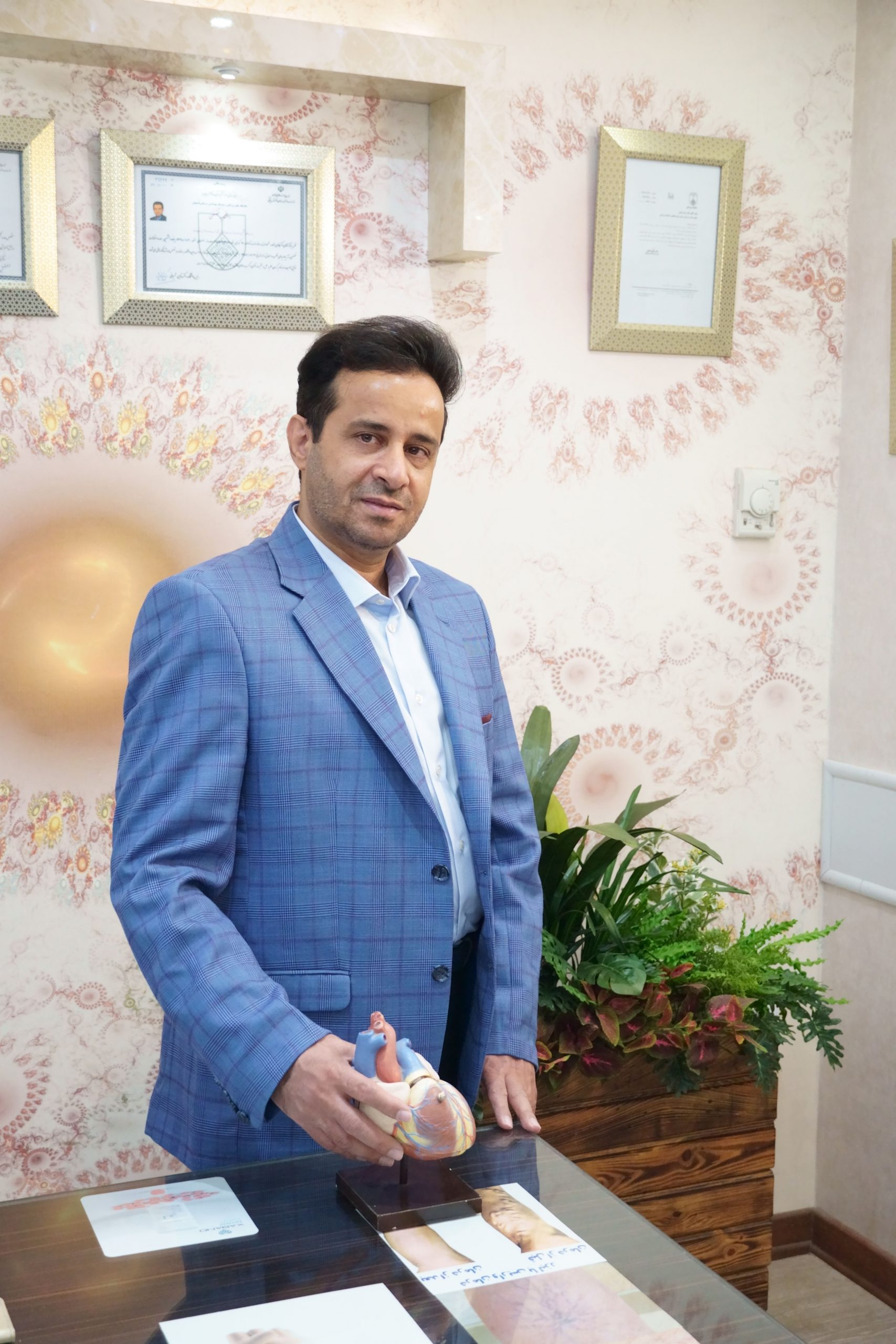 ایستاده با کت سربالا 1